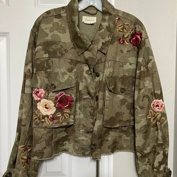 EUC Anthropologie Cropped Camo Utility Jacket with Floral Embroidery - Picture 3 of 8